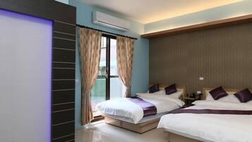 Standaard vierpersoonskamer | Een bureau, verduisterende gordijnen, gratis wifi