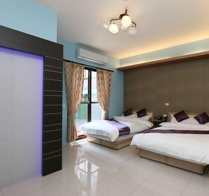 Escritorio, cortinas blackout y wifi gratis