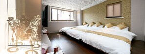 Kamar Standar (5-Person) | Meja kerja, tirai kedap cahaya, dan Wi-Fi gratis