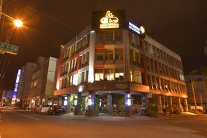 Basic Double Room | Desk, blackout drapes, free WiFi, bed sheets - Hive Backpackers (Hualien City)