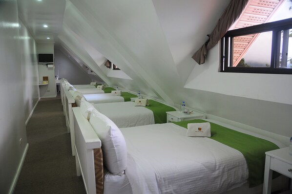 Minibar, in-room safe, individually decorated, individually furnished - Mines View Park Hotel (Baguio)