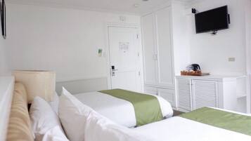 Deluxe tweepersoonskamer | Een minibar, een kluis op de kamer, een bureau, een laptopwerkplek