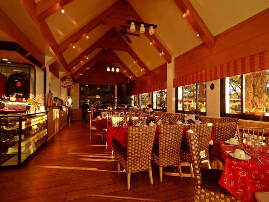 Se sirven desayunos, almuerzos y cenas; cocina asiática