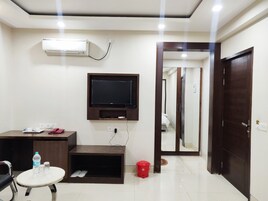 Habitación Deluxe con 1 cama doble o 2 individuales | Sábanas de algodón egipcio y ropa de cama de alta calidad