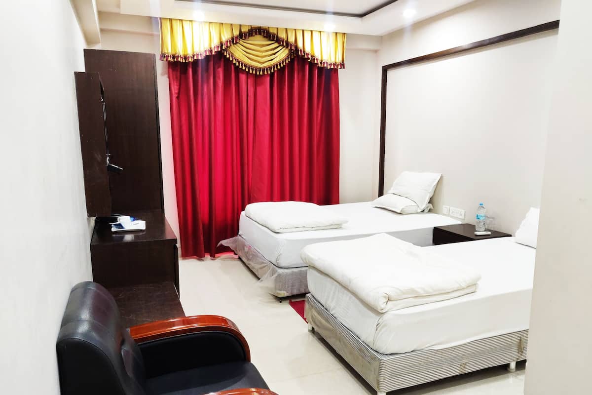 Deluxe Double or Twin Room, City View | Egyptian cotton sheets, premium bedding, Tempur-Pedic beds, desk