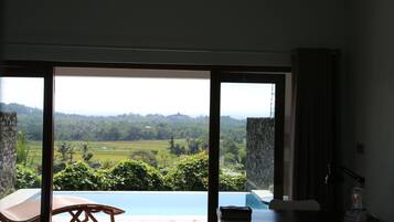 Colchones con pillow-top, escritorio y espacio para trabajar con laptop