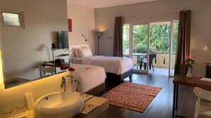 Habitación Deluxe con 2 camas individuales, 2 camas individuales, vista al jardín, planta baja | Camas con pillow-top, escritorio y espacio para trabajar con laptop