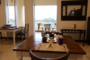 Desayuno con opciones de la cocina local incluido todos los días 