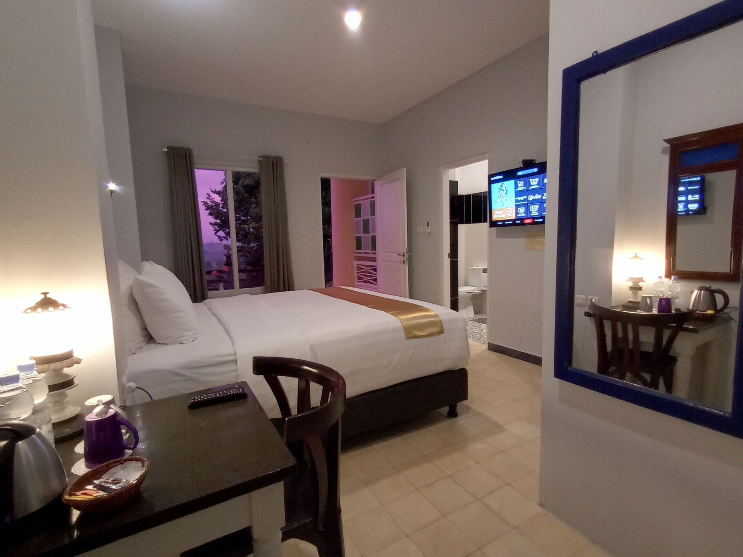 Signature Room, 1 King Bed, Garden View | Pillow-top beds, desk, laptop workspace, blackout curtains