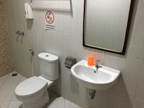 Shower, free toiletries, towels - Hotel Aceh Besar (Jakarta)