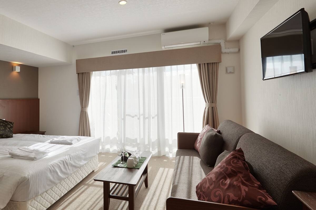 雙人房 (Condominium Type, Shower Only) | 遮光窗簾/窗簾、免費 Wi-Fi、床單