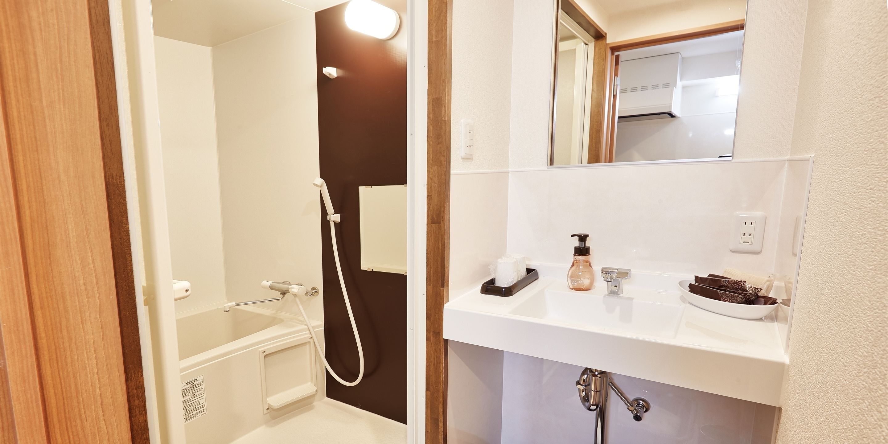 Artículos de tocador gratuitos, secador de pelo, pantuflas, bidet