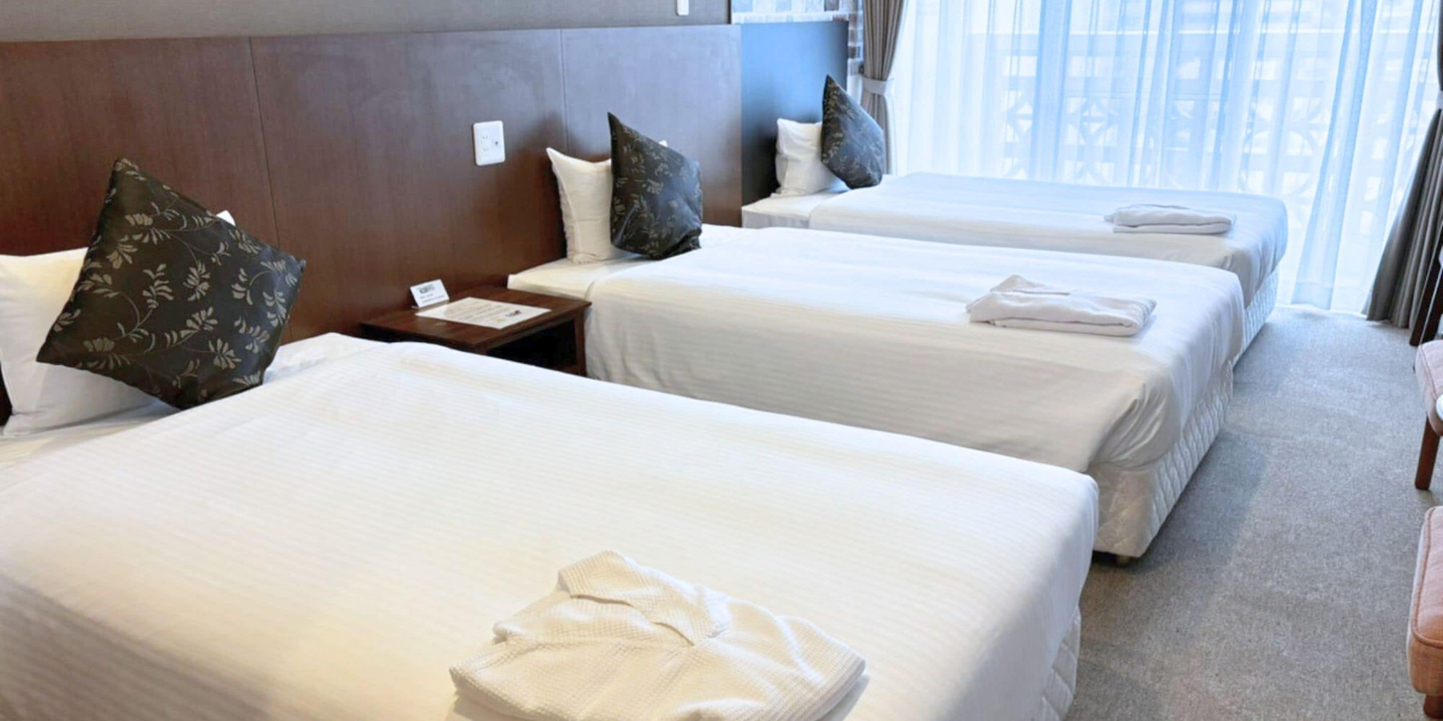 Dreibettzimmer, Nichtraucher (Hotel Type) | Verdunkelungsvorhänge, kostenloses WLAN, Bettwäsche, Rollstuhlgeeignet