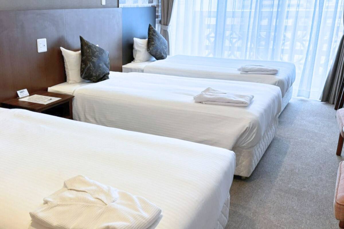 Dreibettzimmer, Nichtraucher (Hotel Type) | Verdunkelungsvorhänge, kostenloses WLAN, Bettwäsche, Rollstuhlgeeignet