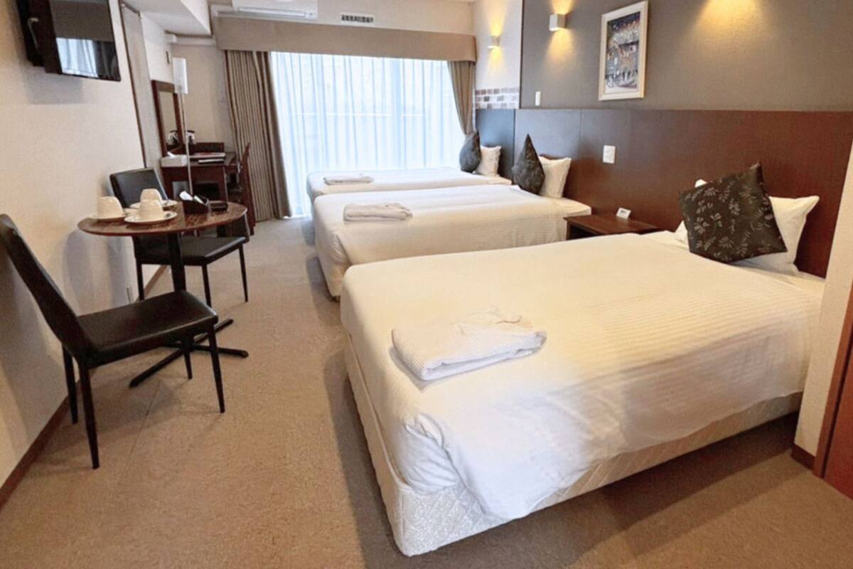 Dreibettzimmer, Nichtraucher (Condominium Type) | Verdunkelungsvorhänge, kostenloses WLAN, Bettwäsche, Rollstuhlgeeignet