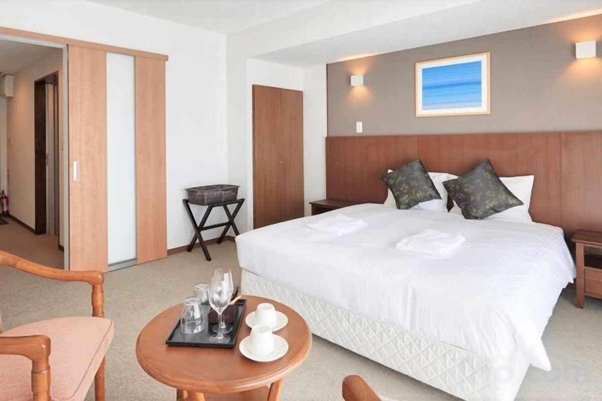 Blackout drapes, WiFi (free), bed sheets