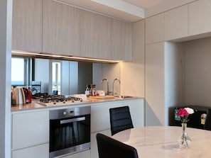 Full-sized fridge, microwave, oven, stovetop