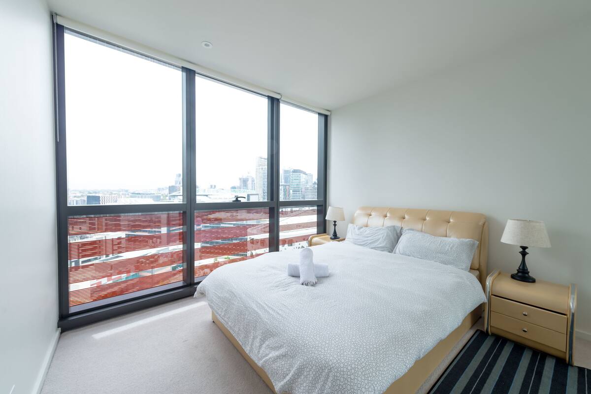 Executive Condo, 1 Bedroom, Pool Access, City View | Iron/ironing board, WiFi (free)