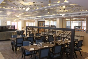 2 restaurantes; se sirven desayunos, almuerzos y cocina internacional 