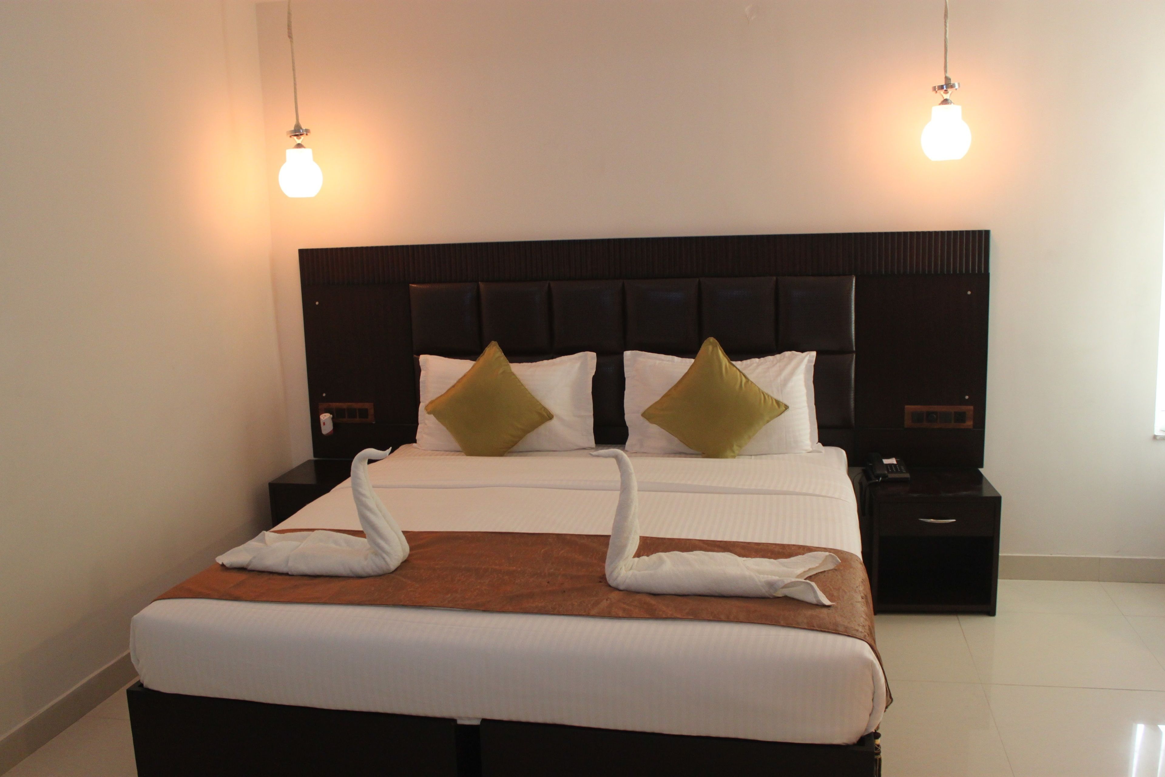 deluxe double room single use, 1 bedroom | minibar, in-room safe, desk, soundproofing