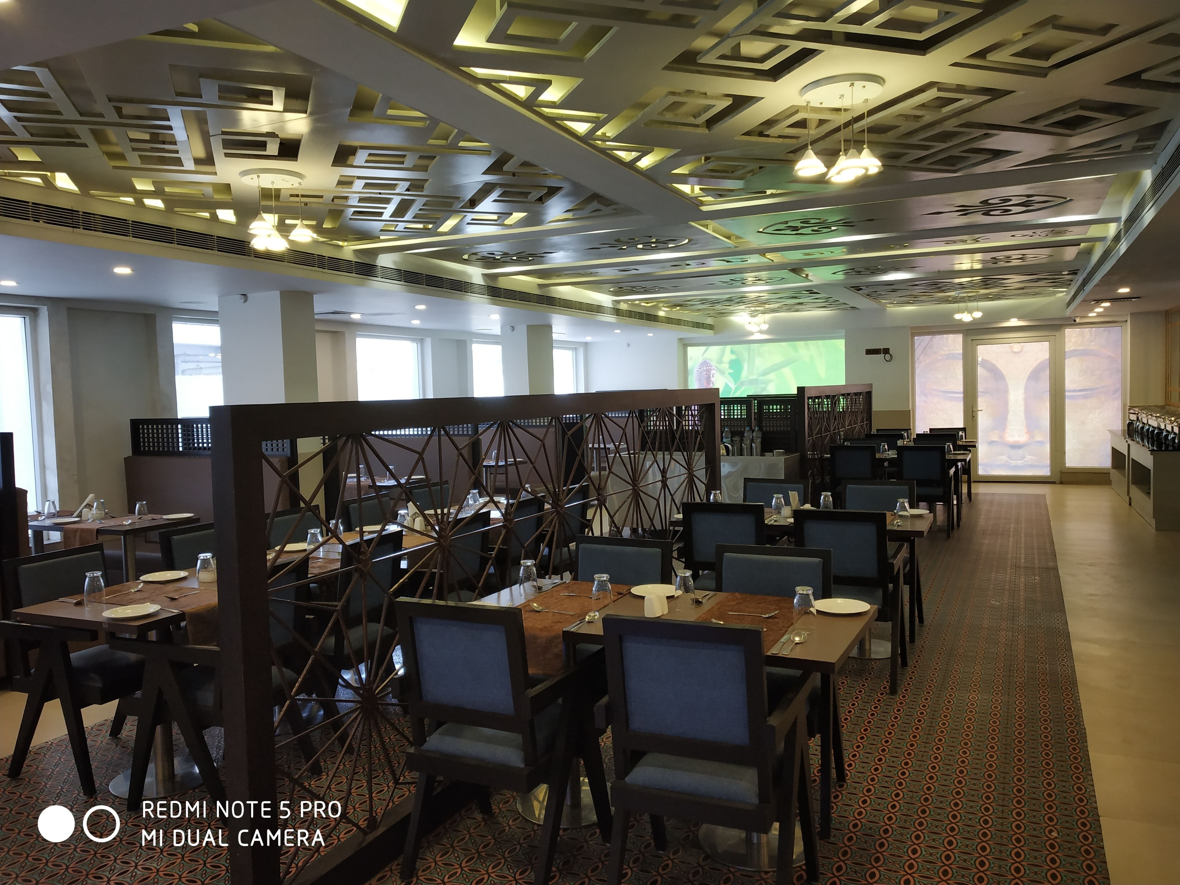 2 restaurants, breakfast, lunch, dinner served; international cuisine