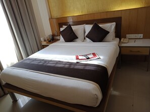 In-room safe, desk, soundproofing, iron/ironing board - Sandesh Kingston by Agira Hotels (Bengaluru)