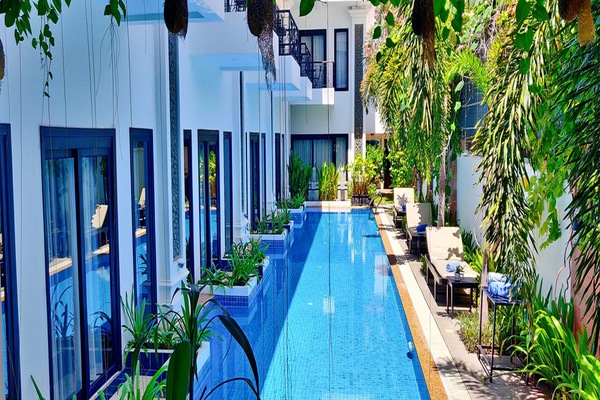 Piscina externa, espreguiçadeiras