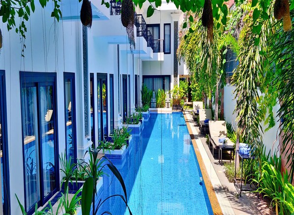 Outdoor pool, sun loungers - Aroma Angkor Boutique Hotel (Siem Reap)