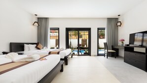Une chambre d’hôtel avec deux lits, un bureau avec une télévision et une vue sur une piscine.