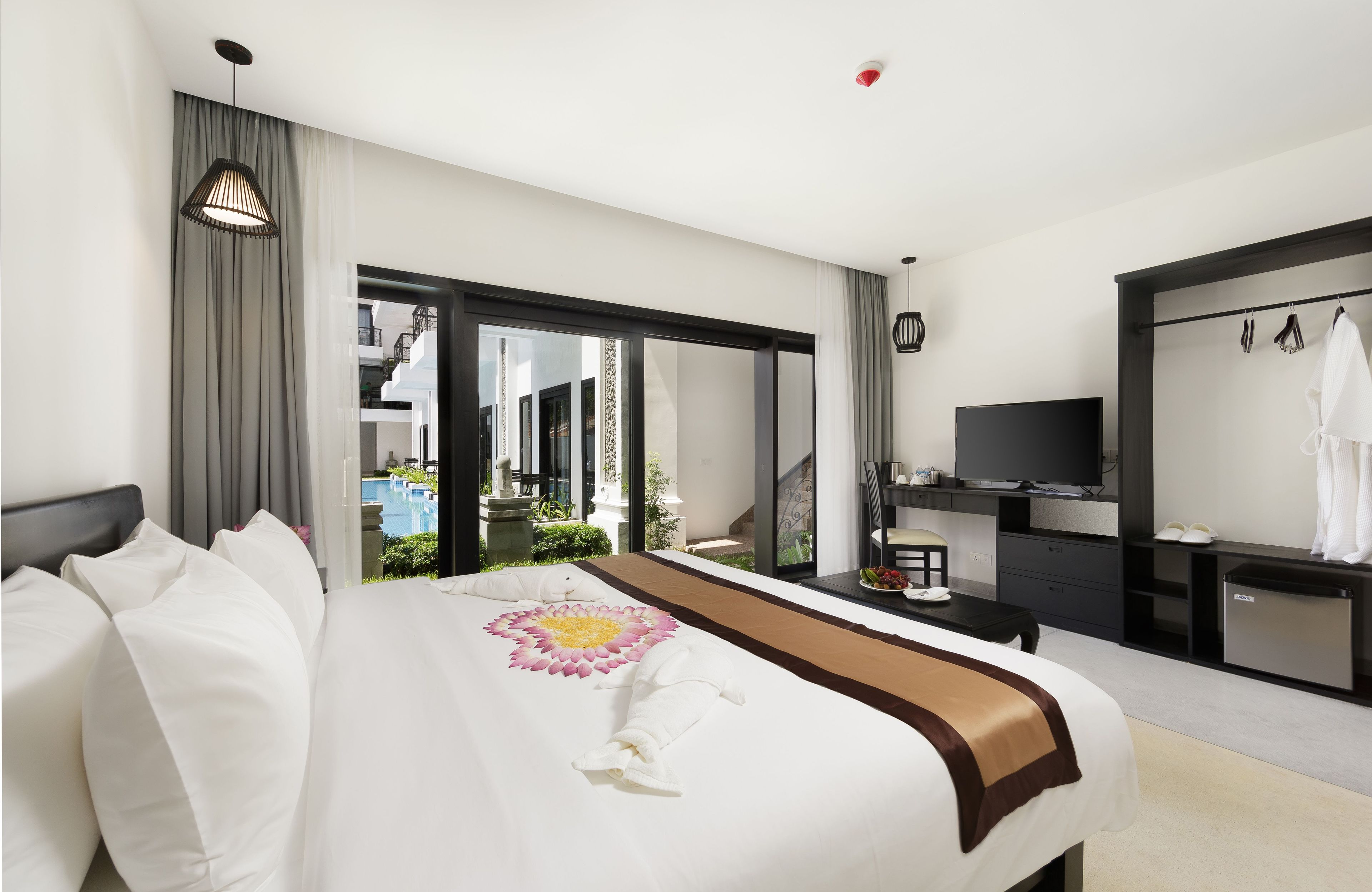 1 bedroom, premium bedding, minibar, in-room safe