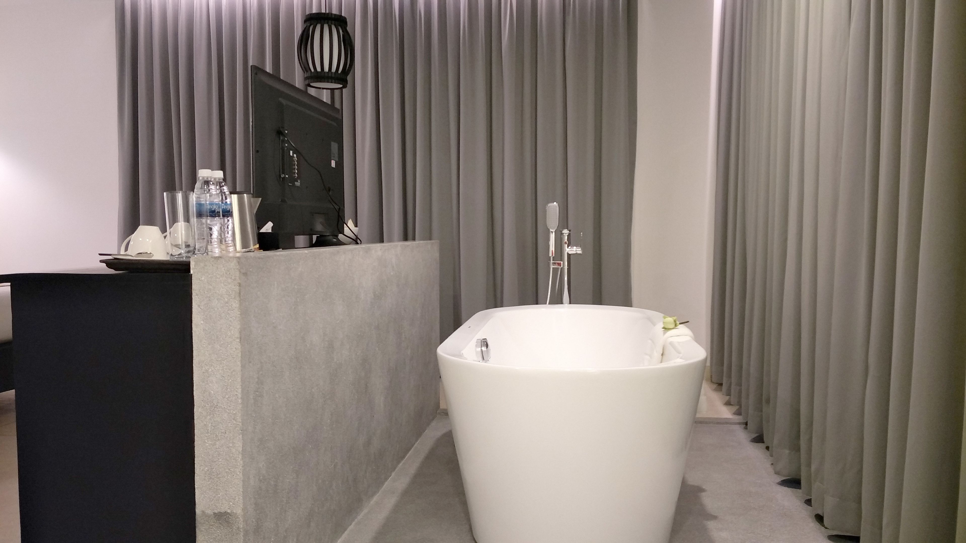 aroma suite | deep-soaking bathtub
