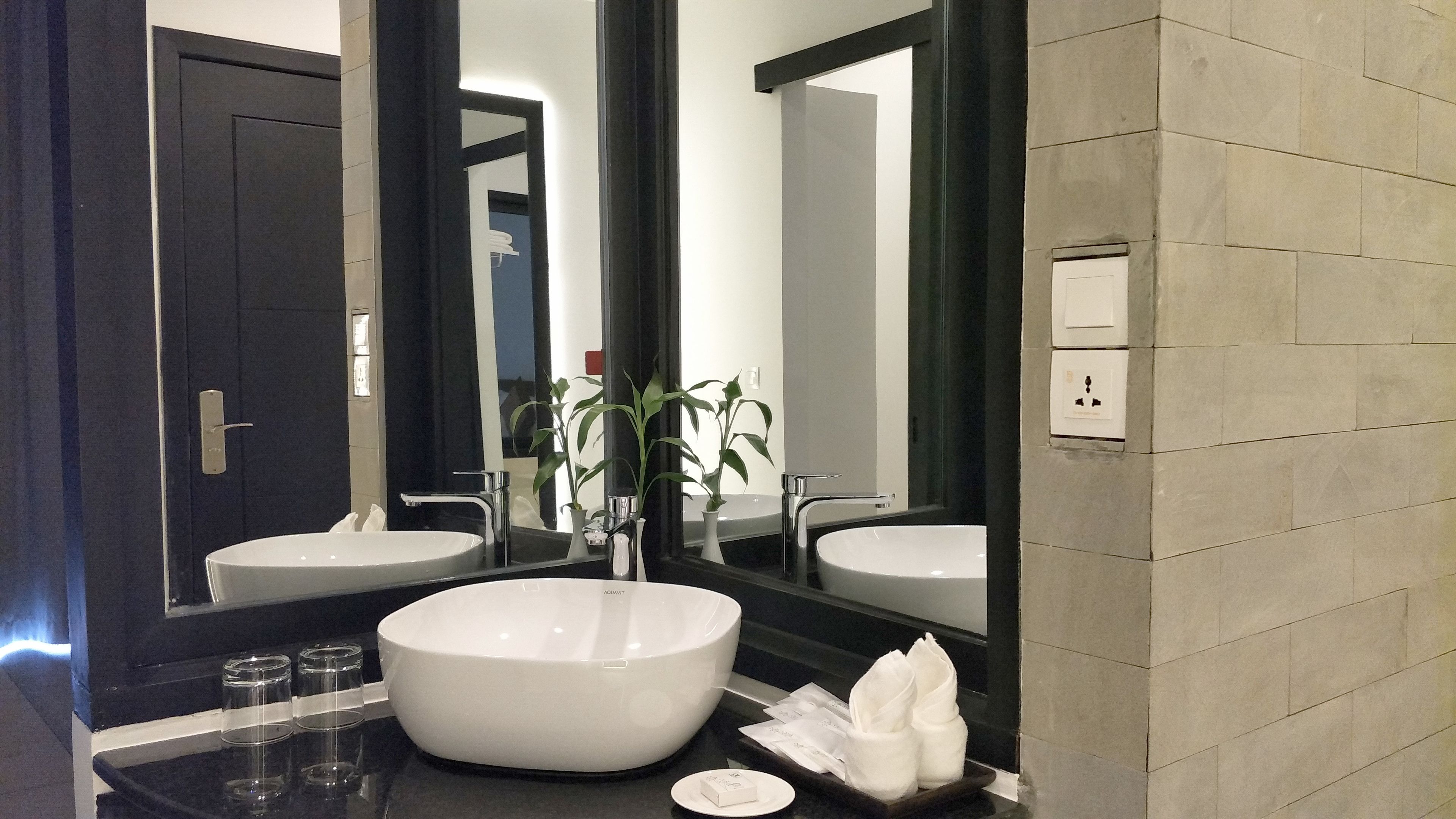 separate bathtub and shower, free toiletries, hair dryer, bathrobes