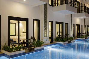 Outdoor pool, pool loungers - Aroma Angkor Boutique Hotel (Siem Reap)