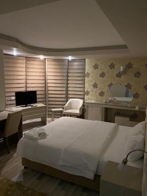 Een minibar, een bureau, een strijkplank/strijkijzer