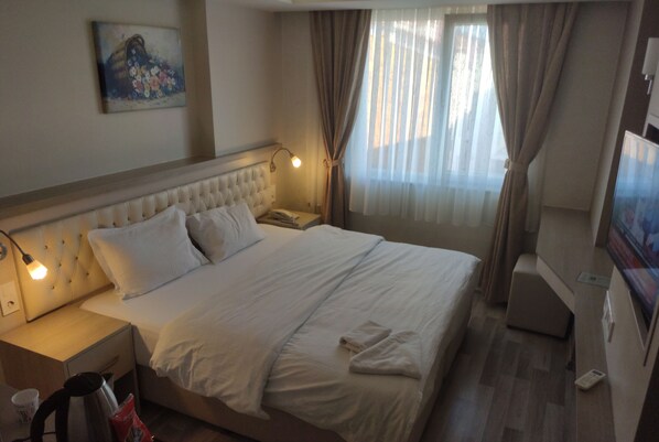 Doppelzimmer | Minibar, Schreibtisch, Bügeleisen/Bügelbrett, Zustellbetten