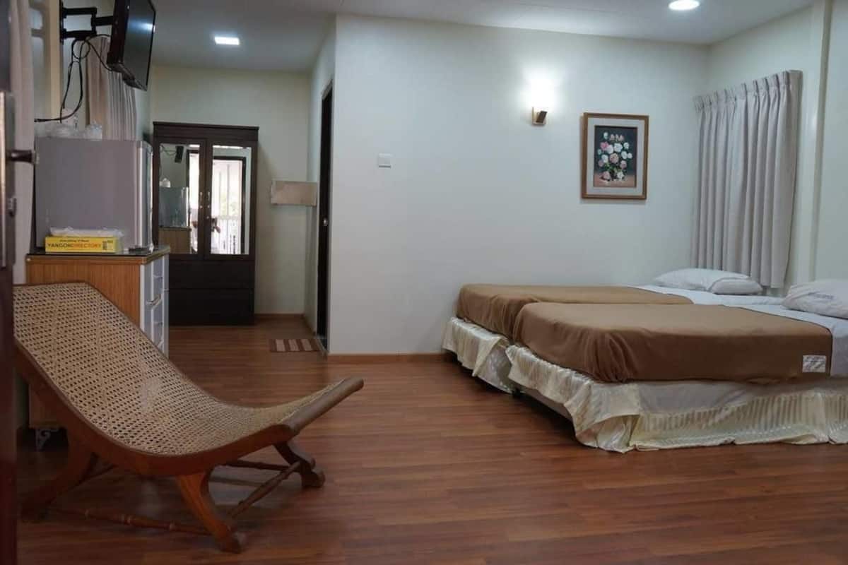 Habitación básica con 2 camas individuales | Minibar, caja fuerte, escritorio y wifi gratis