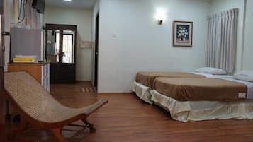 Habitación básica con 2 camas individuales | Minibar, caja fuerte, escritorio y wifi gratis