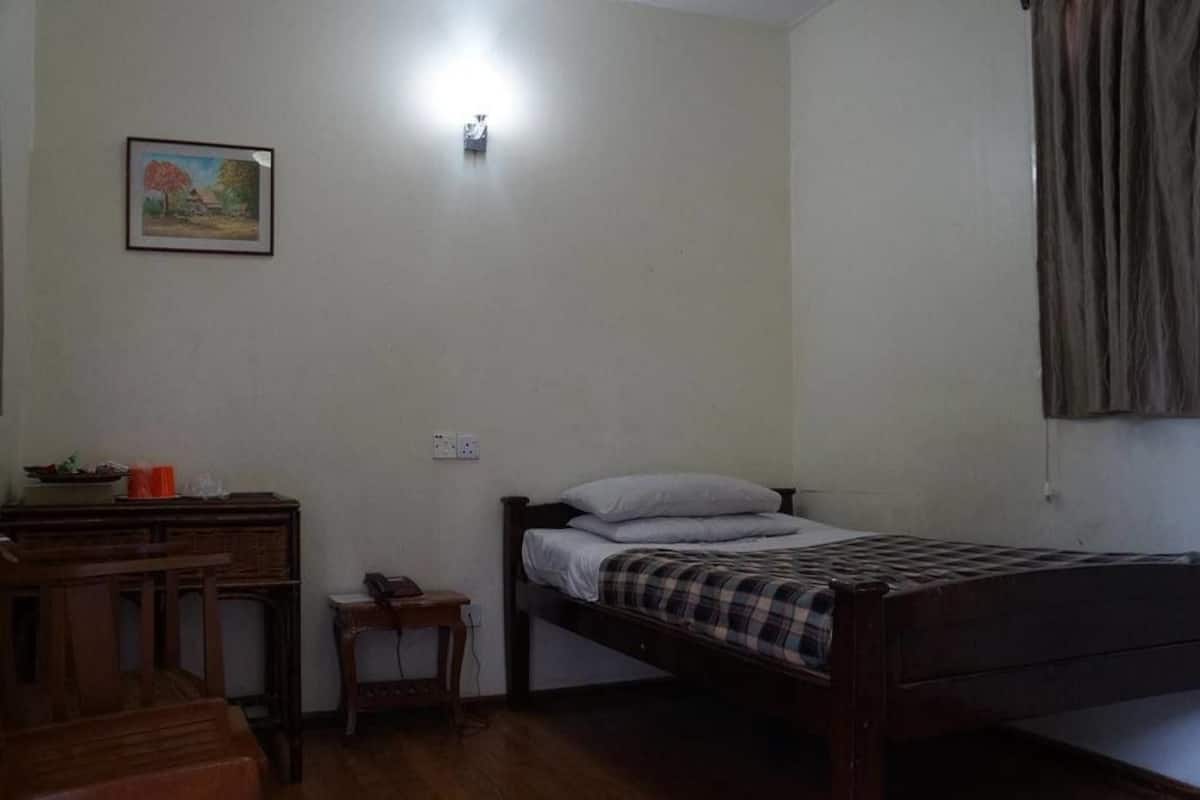 Habitación individual económica | Minibar, caja fuerte, escritorio y wifi gratis