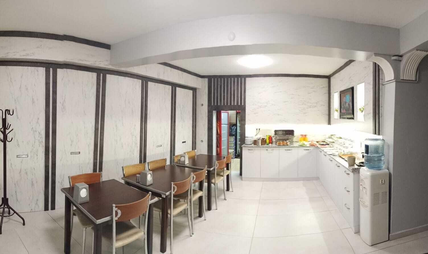 بوفيه فطور مجانًا يوميًا