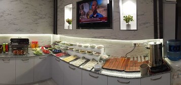 Café da manhã com buffet grátis todos os dias