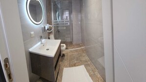 Double Room | Bathroom | Shower, free toiletries, hair dryer, slippers - Akdag Konaklama (Usak)
