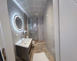 Quarto casal | Banheiro | Chuveiro, produtos de toalete grátis, secador de cabelo, chinelos