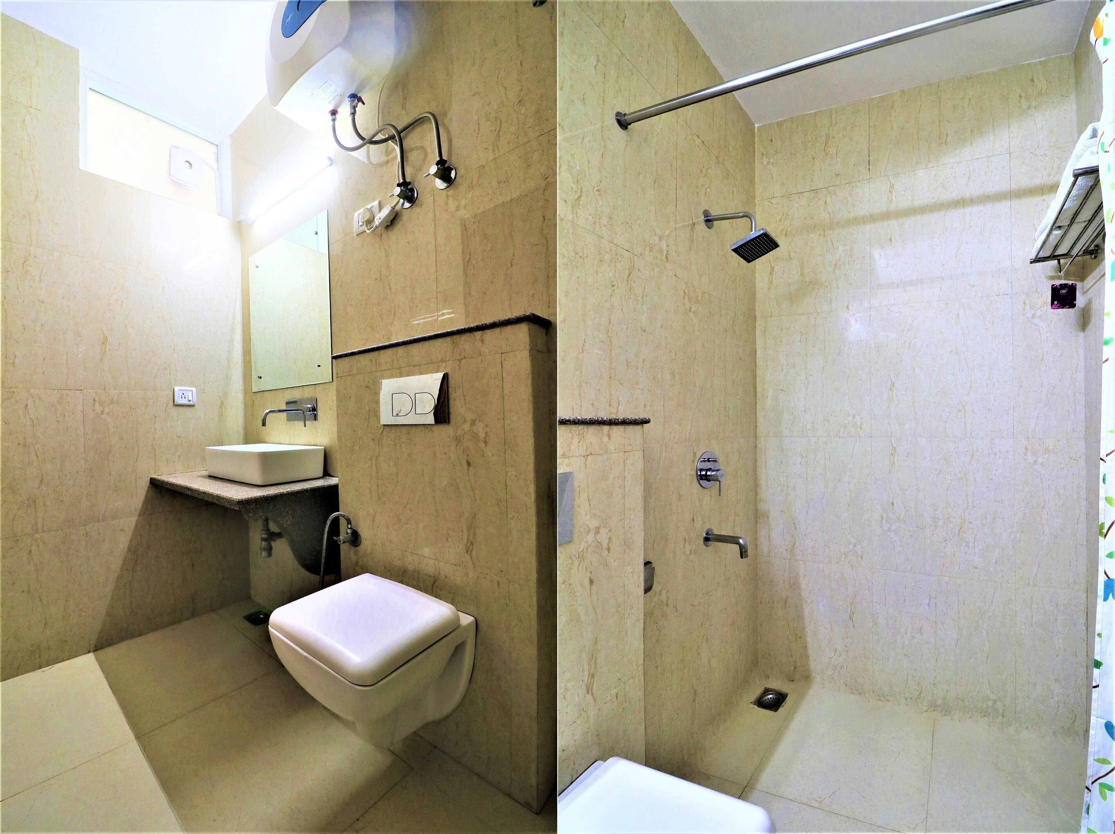 Een badkamer met toilet, wastafel en douche.