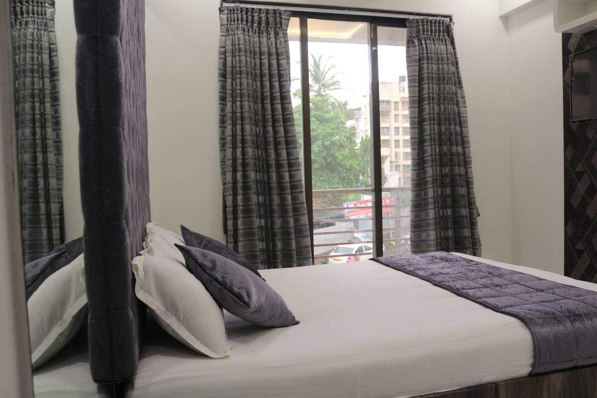 Premium bedding, iron/ironing board, rollaway beds, free WiFi