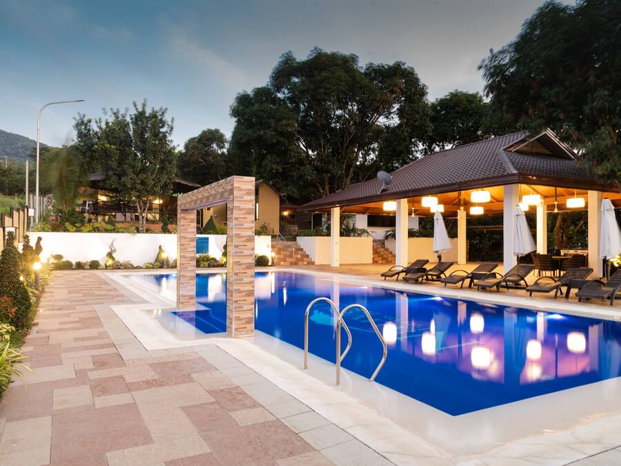 Una piscina al aire libre