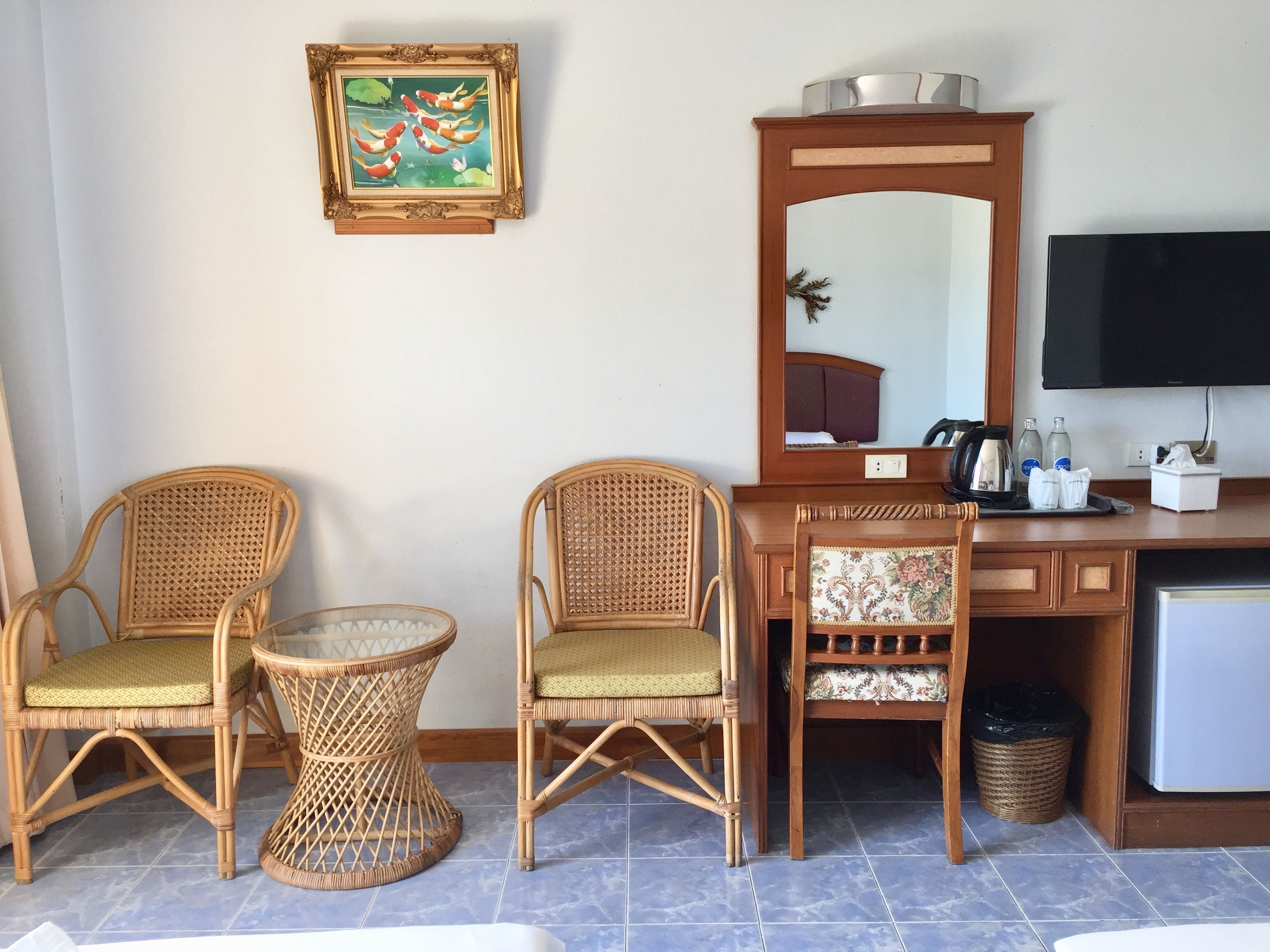 standard twin room | living area | tv