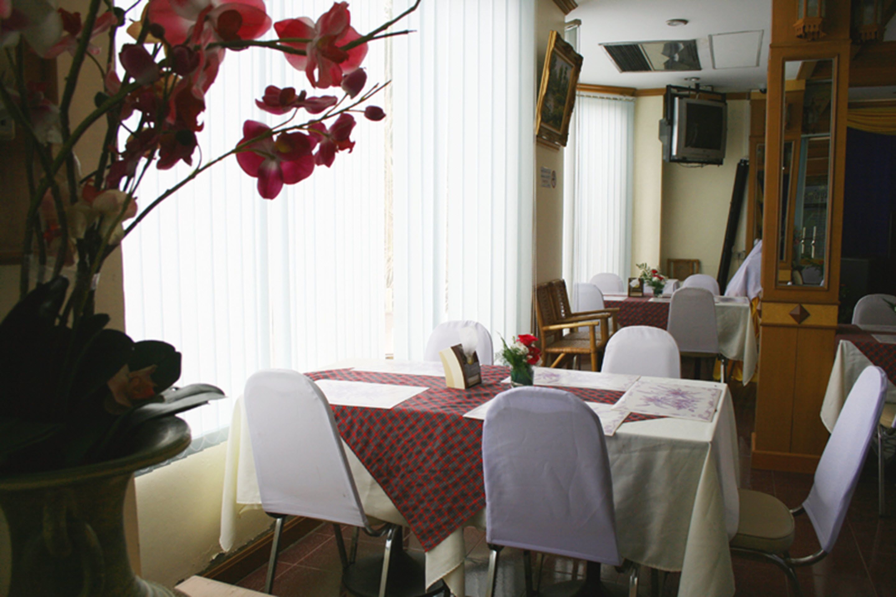 breakfast and dinner served, thai cuisine