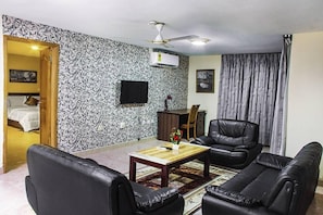Executive-Suite | Wohnbereich | Flachbildfernseher