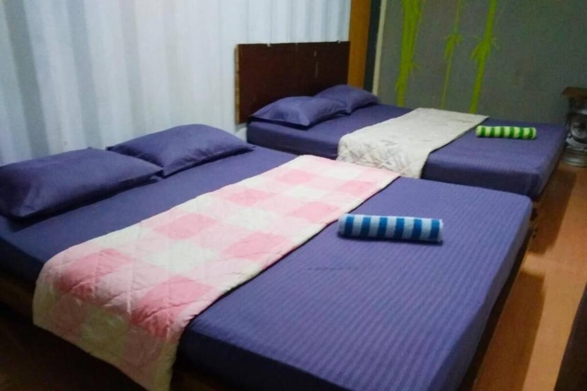 Family Room | Desk, iron/ironing board, free WiFi