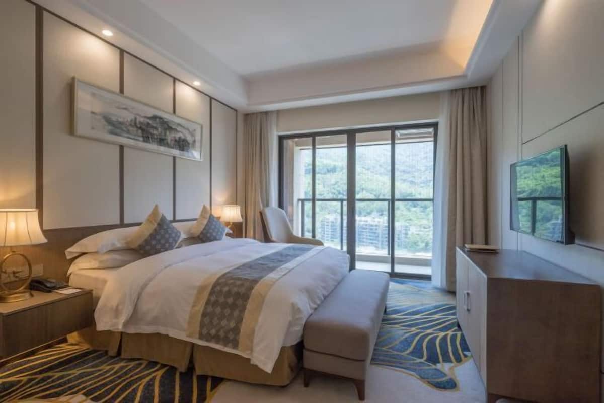Escritorio, cortinas blackout y tabla de planchar con plancha